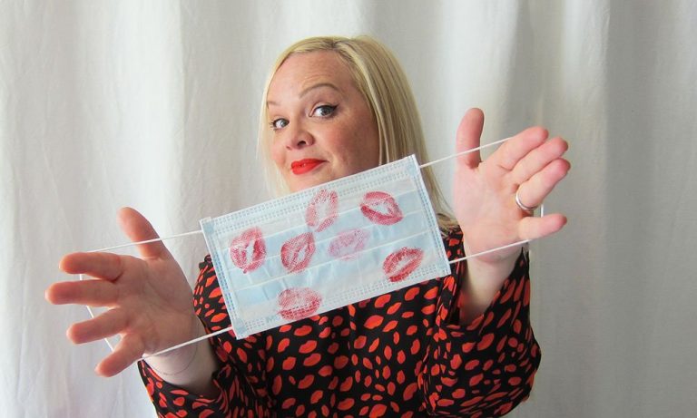 Der Gesichtsmasken-Test: Diese 3 Long Wear Lippenstifte verschmieren darunter nicht (Hey Pretty)