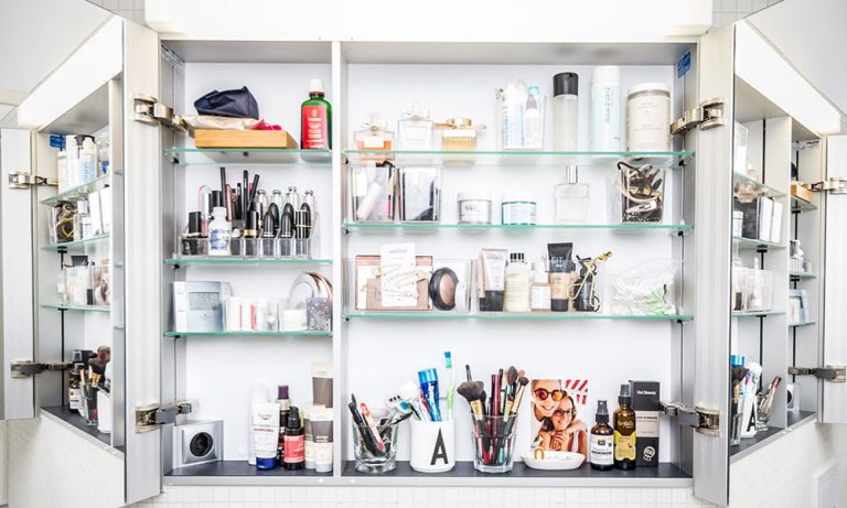 Show Me Your Badezimmerschränkli: Andrea Monica Hug Teaser Andrea