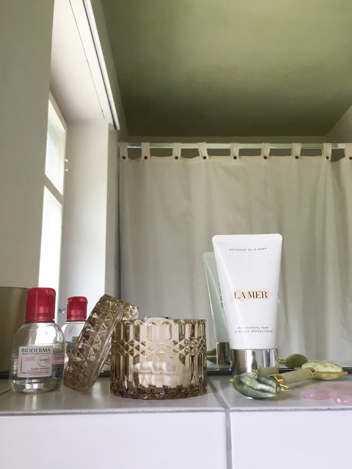 Hey Pretty Show Me Your Badezimmerschränkli Luise Pomykaj Abendroutine Bioderma La Mer Gua Sha Jade Roller