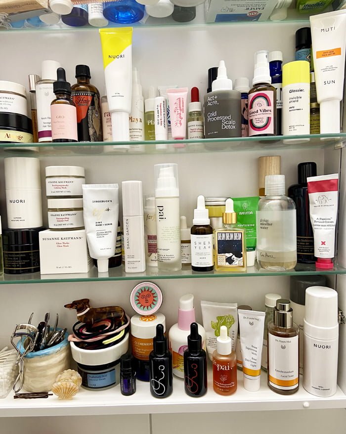 Hey Pretty Show Me Your Badezimmerschränkli Gabriela Projer Nuori Pai Susanne Kaufmann Dr. Hauschka Shea Yeah Act+Acre Ere Perez Muti May Lindstrom Farfalla