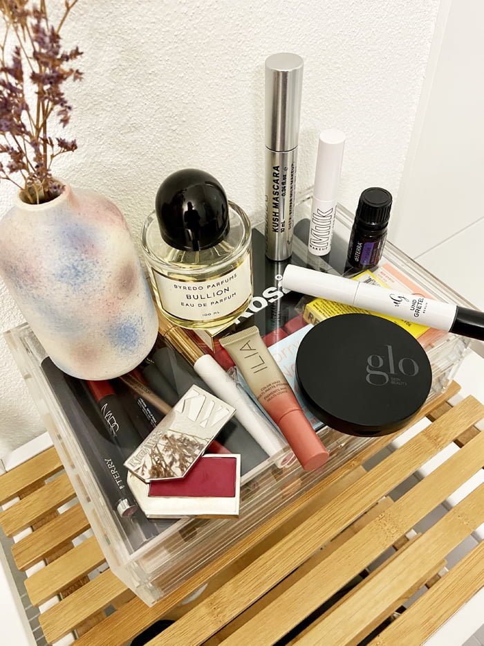 Hey Pretty Show Me Your Badezimmerschränkli Gabriela Projer Byredo Und Gretel Ilia Beauty Kjaer Weis Glo Milk Makeup Doterra