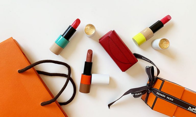 Quick and Chic: Die Rouge Hermès Limited Editions Spring/Summer 2021 Rouge Hermès Lippenstifte – Limited Edition Kollektion 2021 und Leder Etui mit Spiegel (Review auf Hey Pretty Beauty Blog Schweiz)