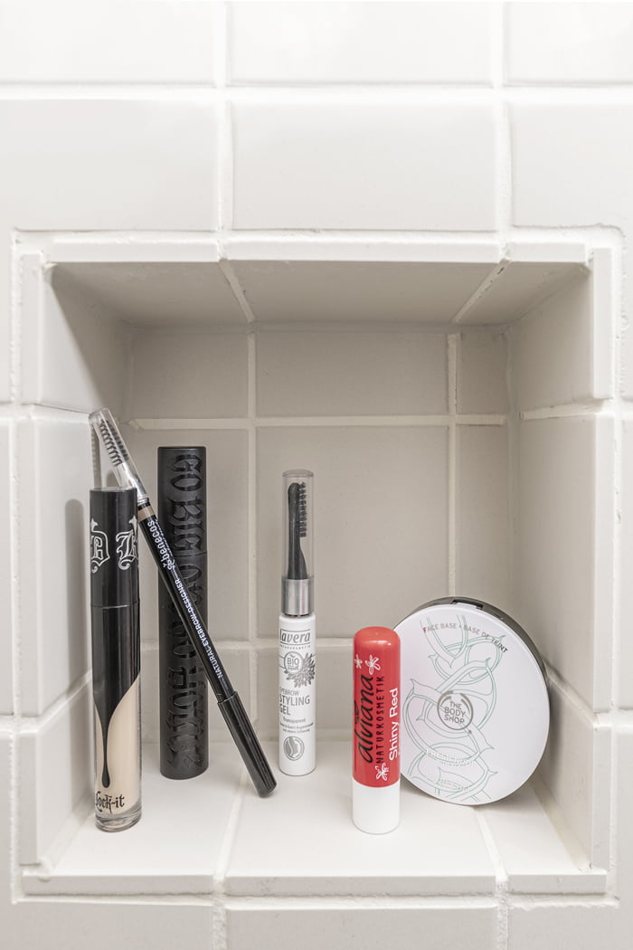 Hey Pretty Beauty Blog Show Me Your Badezimmerschränkli Nora Dal Cero KVD vegan Beauty Lavera Alviana The Body Shop Benecos