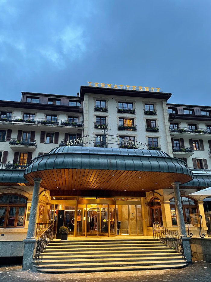 Zermatterhof Hotel EingangAbend