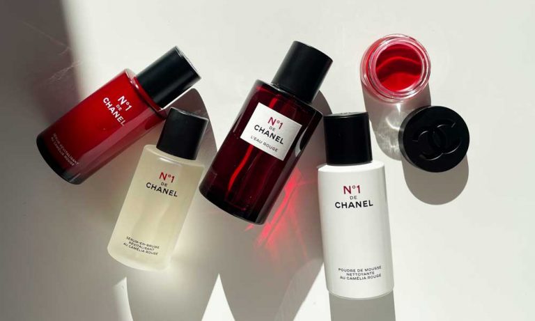 Alles, was du über die neue Hautpflegelinie N°1 de Chanel wissen musst No. 1 de Chanel: Alles zur neuen Anti-Aging-Linie N°1 mit roter Kamelie und neuer Natürlichkeit auf Hey Pretty Beauty Blog Schweiz