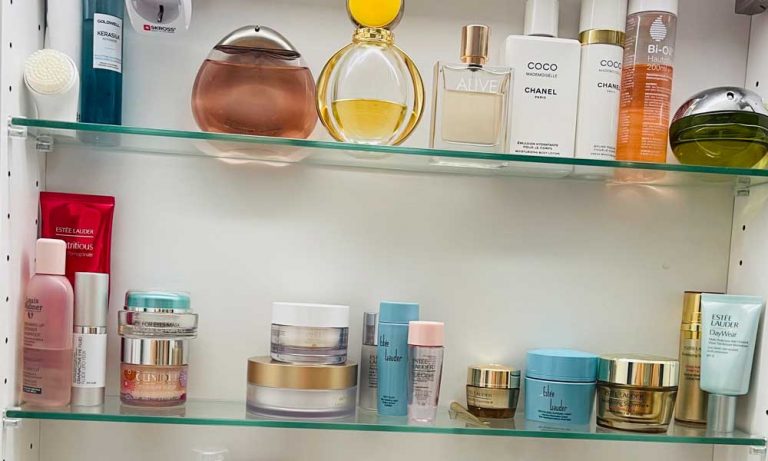 Sara Leutenegger: Show Me Your Badezimmerschränklauf Hey Pretty (Beautylieblinge und Top Shelf Feature)