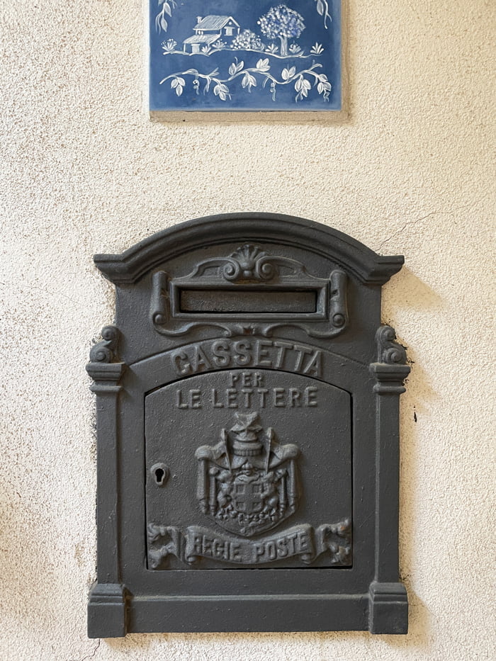 Cipressa Dorf Briefkasten