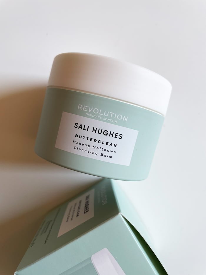 Sali Hughes X Revolution Beauty – Erfahrungsbericht auf Hey Pretty Schweiz: Butterclean Makeup Meltdown Cleansing Balm