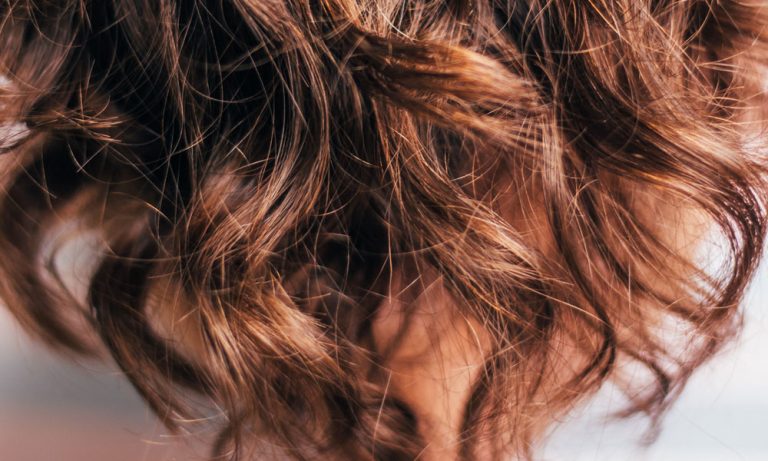 10 Must Haves für lockiges Haar – die besten Produkte und Pflegetipps auf Hey Pretty Schweiz (Image credit: Paul Siewert via Unsplash)