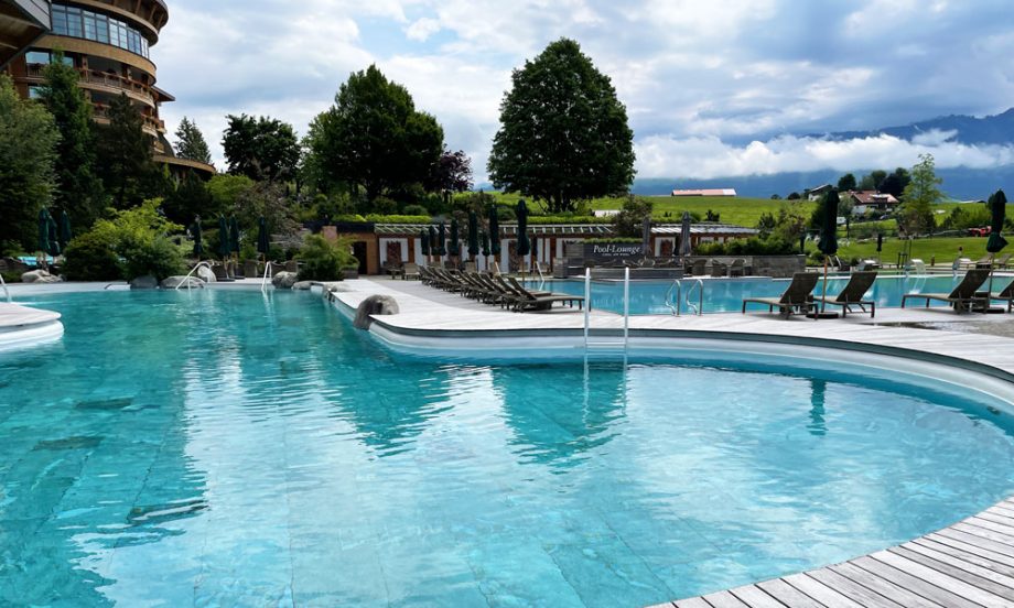 Spa Review: Entspannter Luxus im Sonnenalp Resort Allgäu Outdoor-Pool der Sonnenalp – Erfahrungsbericht Sonnenalp Resort Allgäu: Die grosse Spa Review auf Hey Pretty Beauty Blog Schweiz
