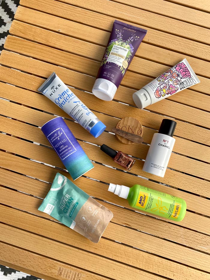Beauty Essentials für deine Vanlife Experience 17 Van Produkte FlatLay