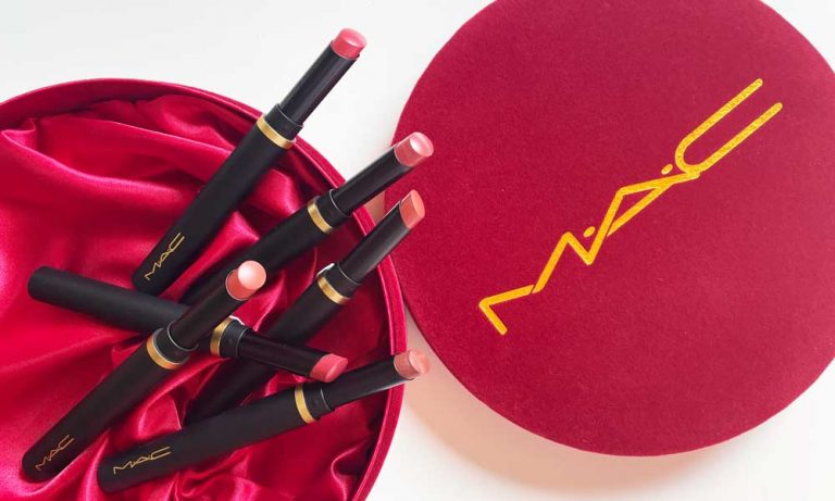 Make-Up-Quickie: MAC Powderkiss Velvet Blur Slim Stick MAC Powderkiss Slim Sticks – die neuen matten Lippenstifte von MAC Cosmetics im Erfahrungsbericht