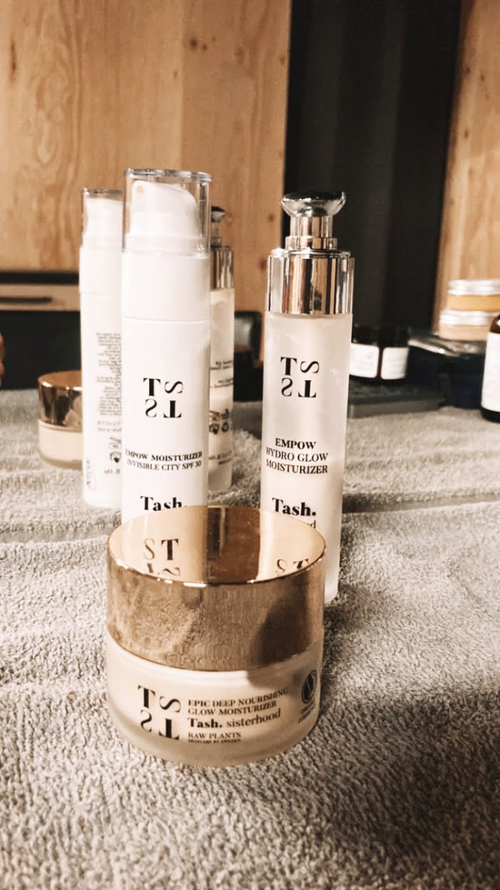 Hey Pretty Beauty Blog Show Me Your Badezimmerschränkli Alina Sara Hediger Make-up Artist Esthetician Beautician Kosmetikerin Tash Sisterhood