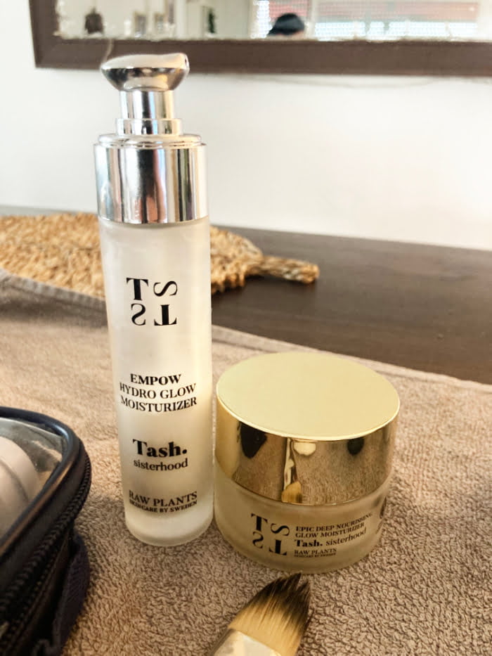 Hey Pretty Beauty Blog Show Me Your Badezimmerschränkli Alina Sara Hediger Make-up Artist Esthetician Beautician Kosmetikerin Tash Sisterhood Empow Hydro Glow Moisturizer Epic Deep Nourishing Glow Moisturizer