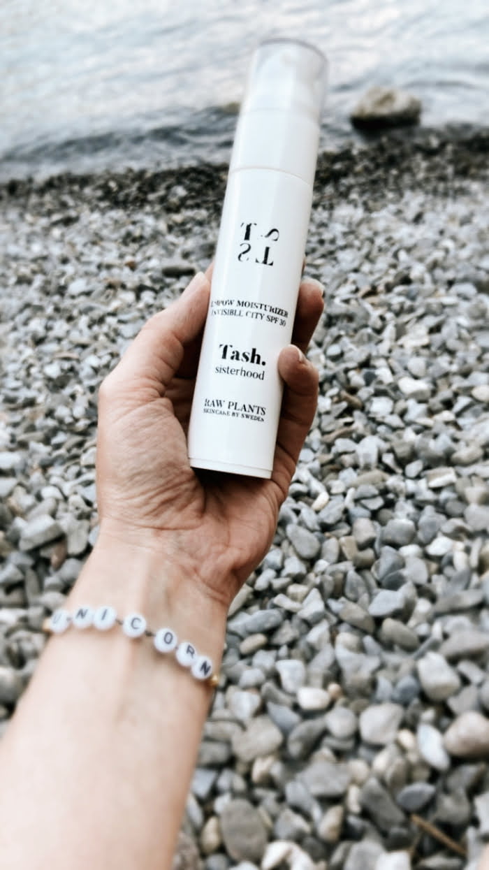 Hey Pretty Beauty Blog Show Me Your Badezimmerschränkli Alina Sara Hediger Make-up Artist Esthetician Beautician Kosmetikerin Tash Sisterhood Empow Moisturizer Invisible City SPF 30