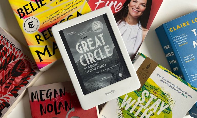 Oh du fröhliche Lesezeit: 5 tolle Buchtipps für die Festtage Hey Pretty-Lesetipps für die Festtage 2022: Bonnie Garmus «Eine Frage der Chemie», Taylor Jenkins Reid «Malibu Rising», Maggie Shipstead «Kreiseziehen», Matthew Matthew Perry «Friends, Lovers and the Big Terrible Thing» und Amor Towles «Eine Frage der Höflichkeit» (Buchtipps 2022)