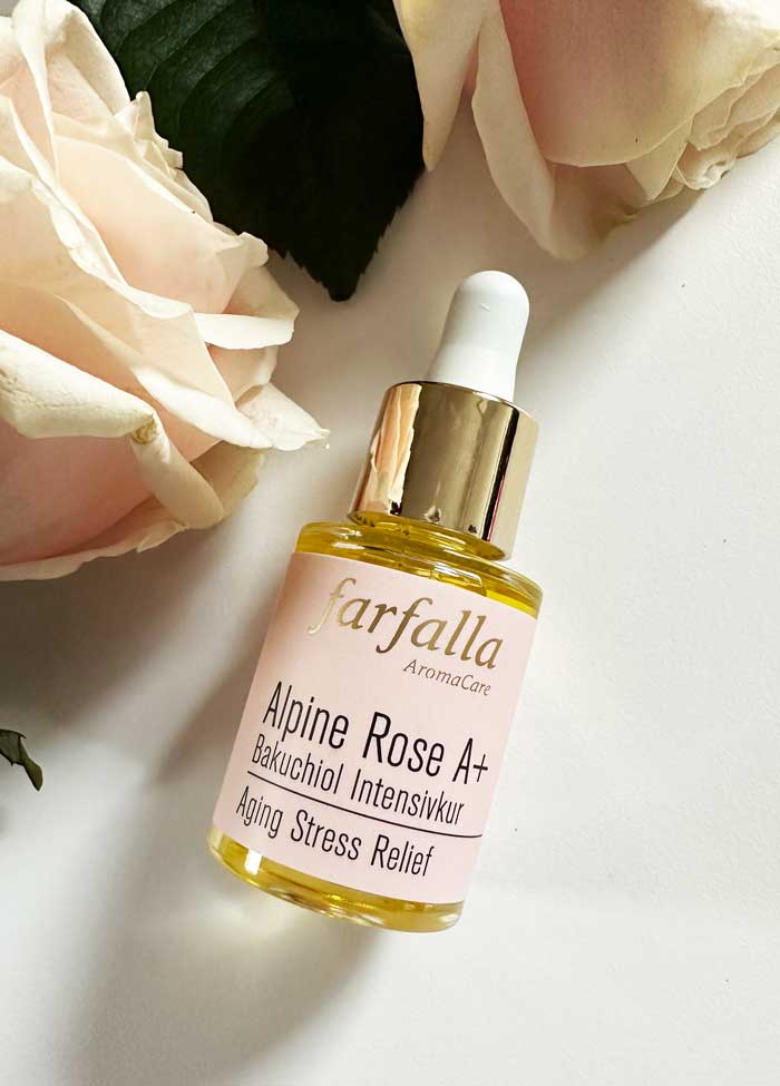 Gewinne die neue Farfalla Alpine Rose A+ Gesichtspflegelinie 4 Farfalla AlpineRose Bakuchiol Kur Closeup