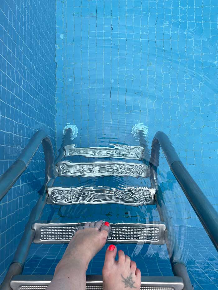 Spa Review zum Frühlingsbeginn: Villa Orselina in Locarno 15 Orselina Hotel Garten Pool Einstieg