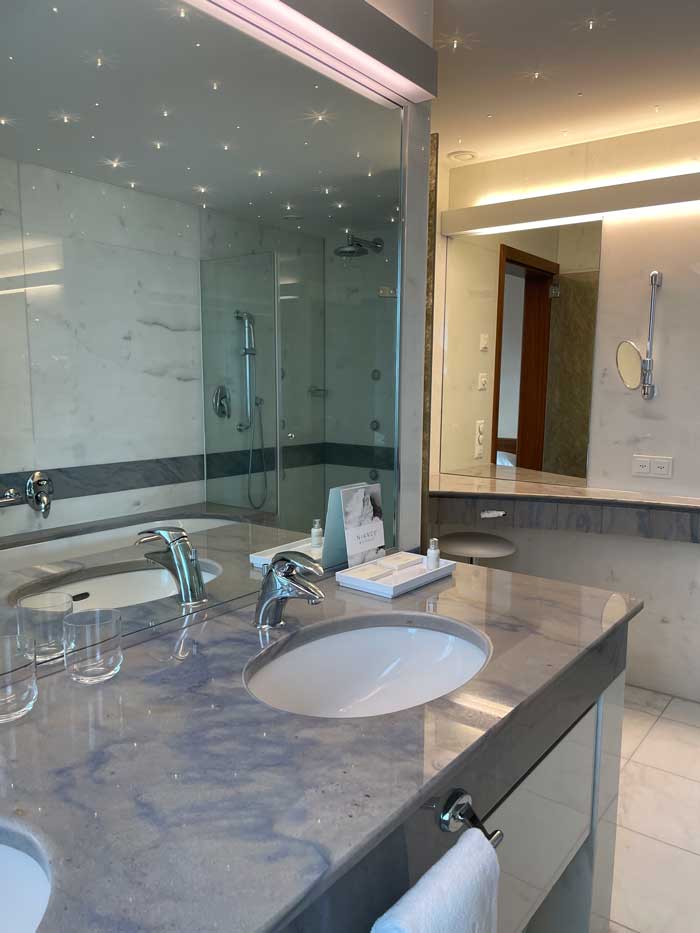 Spa Review zum Frühlingsbeginn: Villa Orselina in Locarno 18 Orselina Hotel Zimmer Bad