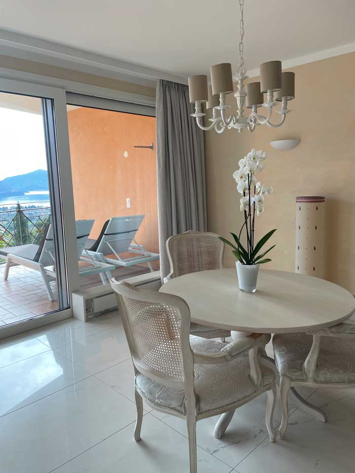 Spa Review zum Frühlingsbeginn: Villa Orselina in Locarno 21 Orselina Hotel Zimmer Esstisch