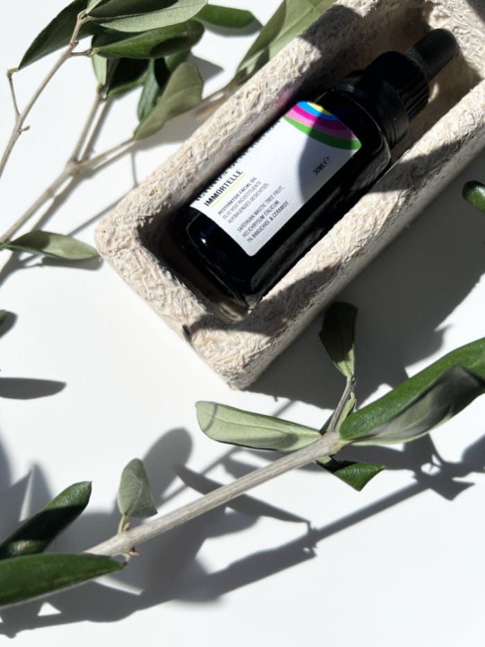 Nachhaltige Hautpflege aus Sardinien, verwurzelt in Zürich: IKNOSGENERATION 5 Hey Pretty Beauty Blog Review Brand Love Iknosgeneration Sardinia Zürich Blue Zone Immortelle Restorative Facial Oil Body Toning Oil