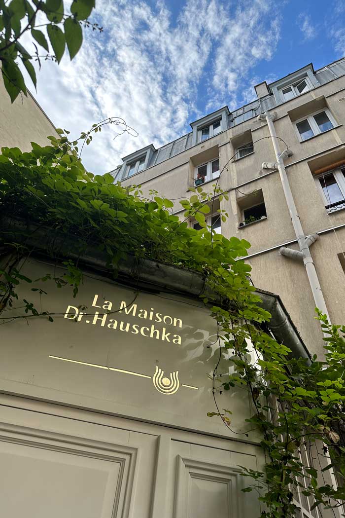 Spa Review: La Maison Dr. Hauschka in Paris 3 MaisonDrHauschka Aussen MitHimmel