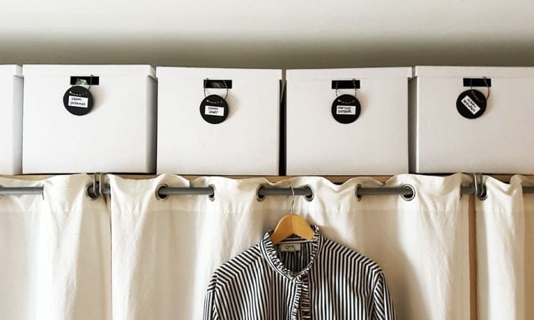 Interior Flash: 18 Ideen, die Zuhause für mehr Ordnung sorgen 10 Ideen, die Zuhause für mehr Ordnung sorgen: Kleideraufbewahrung mit IKEA TJENA Boxen (Hey Pretty Beauty Magazin)
