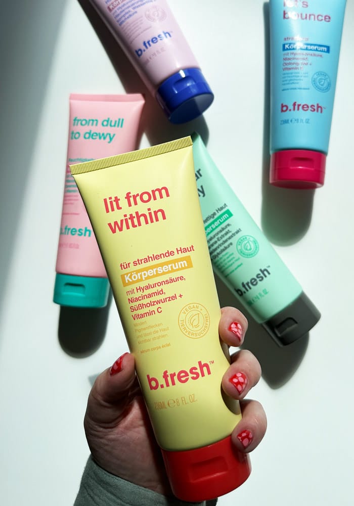 Unsere neue Körperpflege-Obsession: b.fresh Body Serum 3 BFresh LitFromWithin Hand