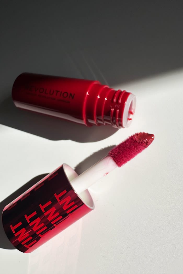 Makeup Revolution Pout Tint Lip & Cheek Tint: Die Mother-Daughter-Swatchparty 18 PoutTint SizzlinRed