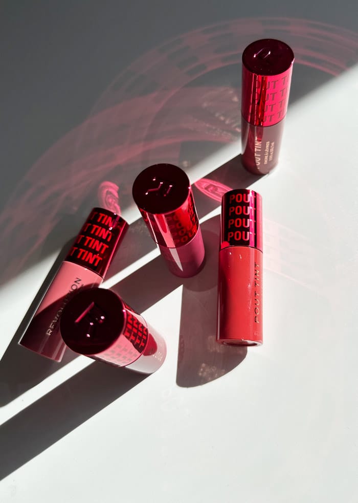 Makeup Revolution Pout Tint Lip & Cheek Tint: Die Mother-Daughter-Swatchparty 3 PoutTints Mood Stehend