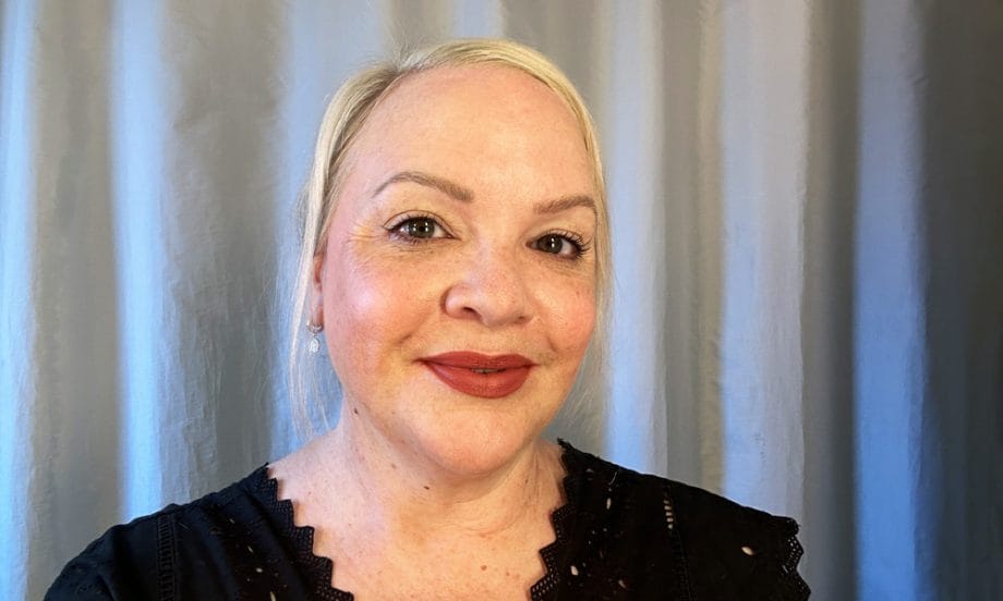 90s Make-Up Quickie mit dem Smashbox Photo Finish Primer Smashbox Isn't It Iconic: Photo Finish Primer und weitere 90s Make-Up Look Highlights (Hey Pretty)