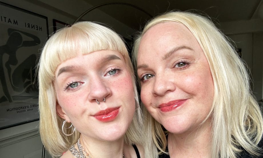 The Big Clarins Lip Battle: Lip Comfort Oil vs. Lip Perfector Glow Clarins Lip Battle: Lip Comfort Oil vs. Lip Perfector – Die Hey Pretty Mutter Tochter Swatchparty