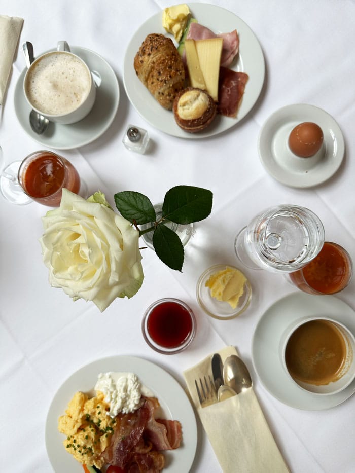 Spa Review: Alpines Wellness-Weekend im Schweizerhof Flims 38 Schweizerhof Flims Essen Zmorgetisch