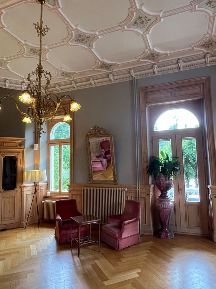 Spa Review: Alpines Wellness-Weekend im Schweizerhof Flims 12 Schweizerhof Flims Hotel Aufenthaltssaal