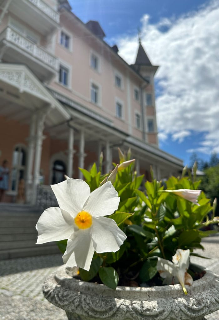 Spa Review: Alpines Wellness-Weekend im Schweizerhof Flims 9 Schweizerhof Flims Hotel Aussen Bluemli