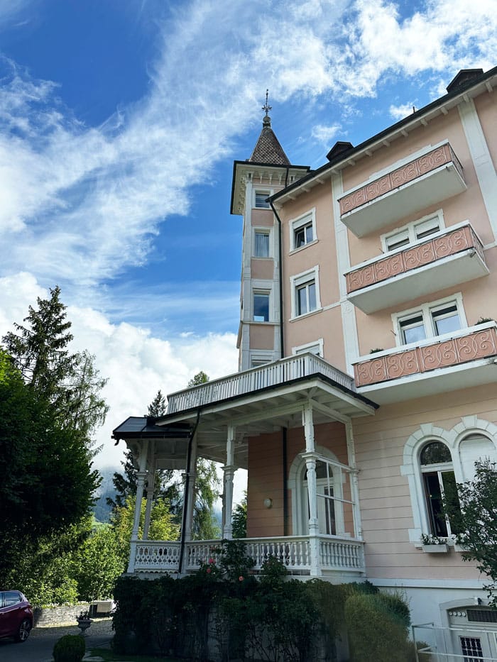 Spa Review: Alpines Wellness-Weekend im Schweizerhof Flims 2 Schweizerhof Flims Hotel Aussen Tuermli