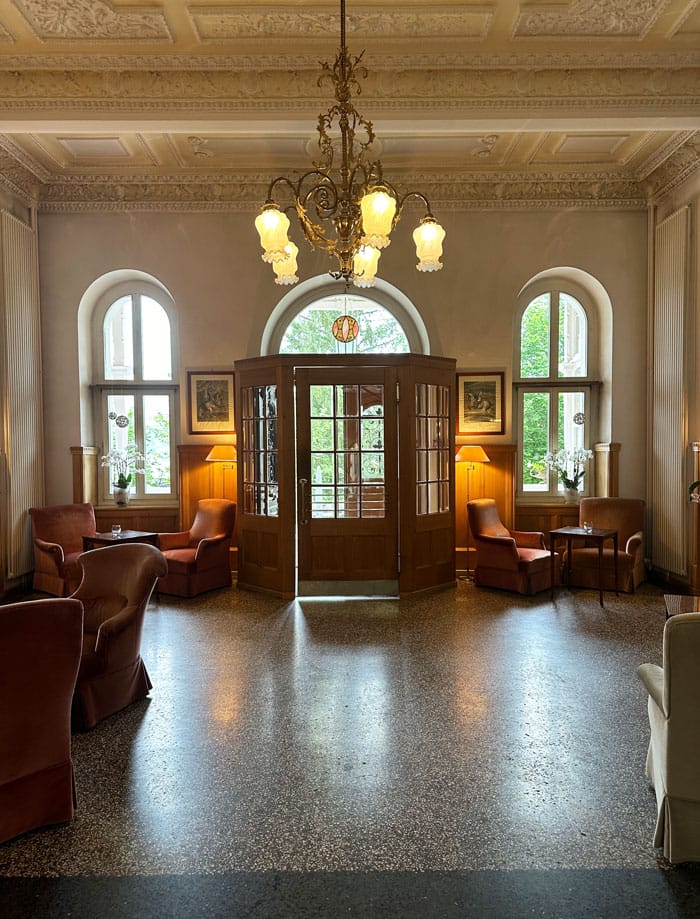 Spa Review: Alpines Wellness-Weekend im Schweizerhof Flims 4 Schweizerhof Flims Hotel LobbyEingang