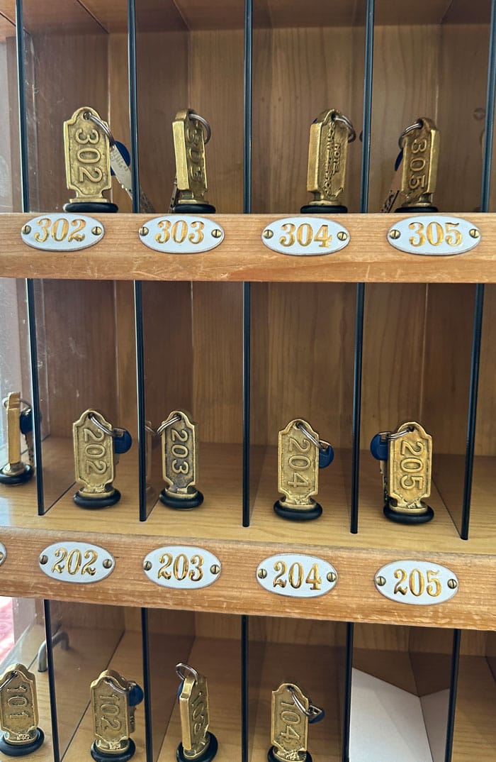 Spa Review: Alpines Wellness-Weekend im Schweizerhof Flims 11 Schweizerhof Flims Hotel SchluesselDetail