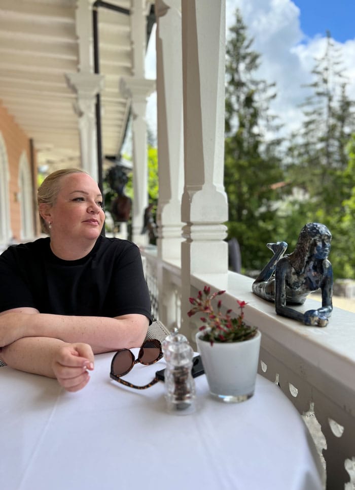 Spa Review: Alpines Wellness-Weekend im Schweizerhof Flims 47 Schweizerhof Flims Hotel TerrasseAussen Steffi