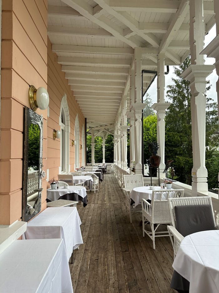 Spa Review: Alpines Wellness-Weekend im Schweizerhof Flims 8 Schweizerhof Flims Hotel TerrasseHinten