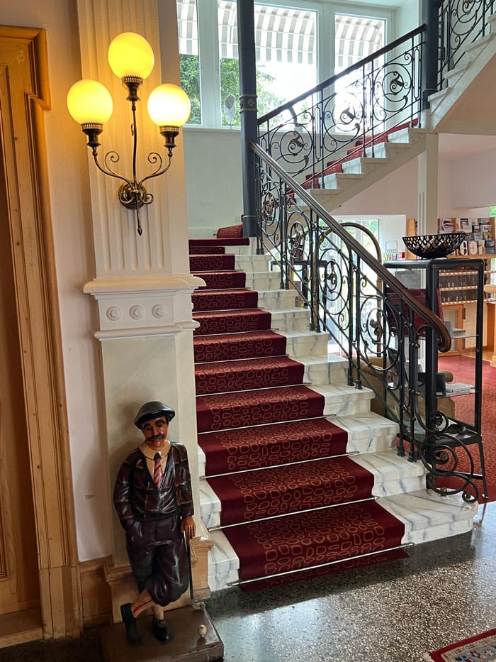 Spa Review: Alpines Wellness-Weekend im Schweizerhof Flims 5 Schweizerhof Flims Hotel TreppeDetail