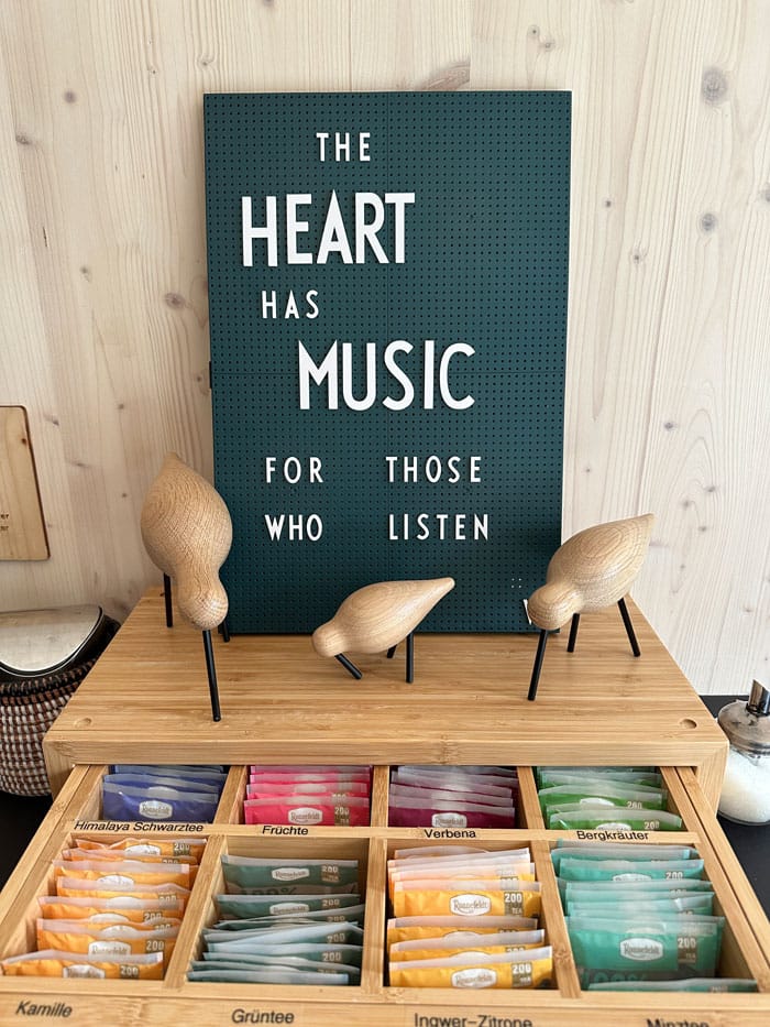 Spa Review: Alpines Wellness-Weekend im Schweizerhof Flims 22 Schweizerhof Flims Spa Detail Tee