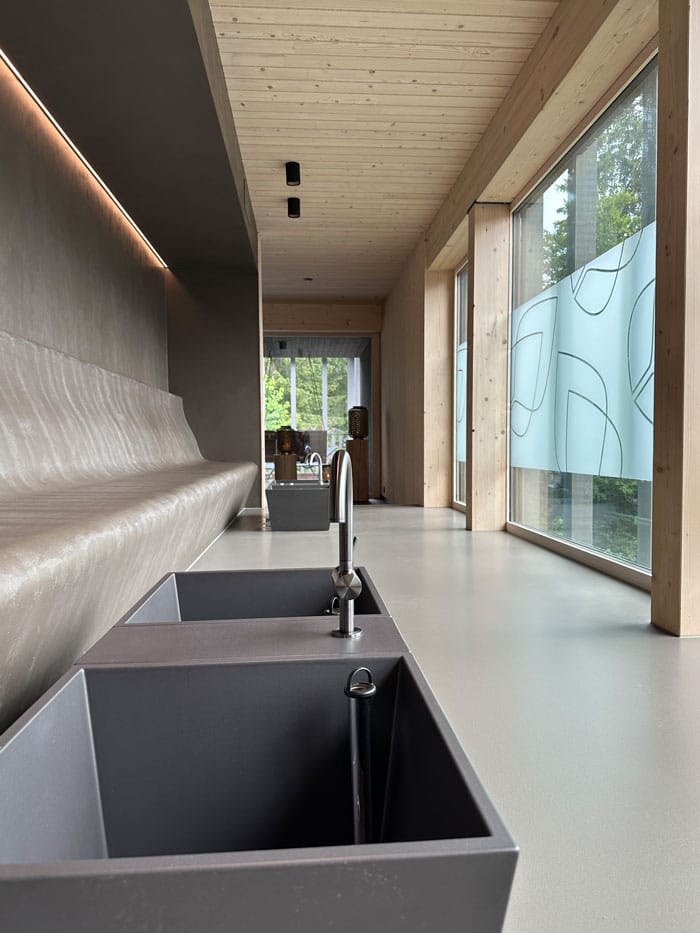 Spa Review: Alpines Wellness-Weekend im Schweizerhof Flims 17 Schweizerhof Flims Spa Fussbad Gang