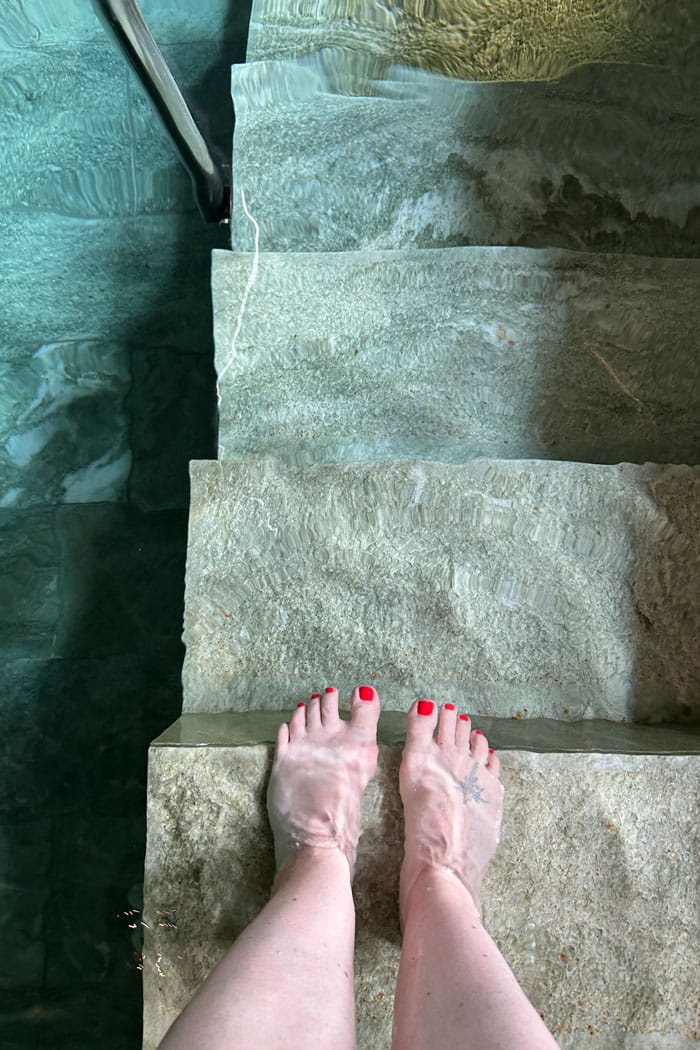 Spa Review: Alpines Wellness-Weekend im Schweizerhof Flims 24 Schweizerhof Flims Spa Pool Fuesse