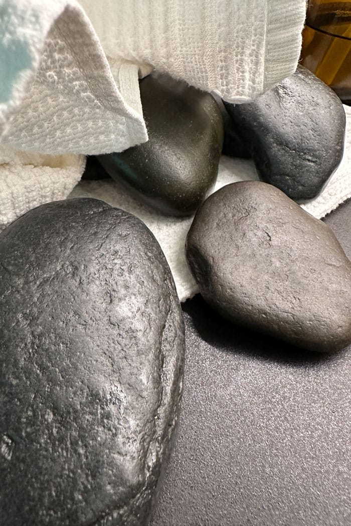 Spa Review: Alpines Wellness-Weekend im Schweizerhof Flims 33 Schweizerhof Flims Spa Treatment HotStones