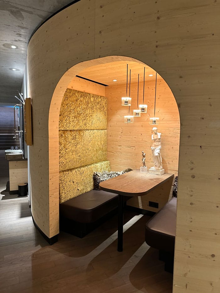 Spa Review: HUBERTUS Mountain Refugio Allgäu 5 Hubertus Restaurant Nische