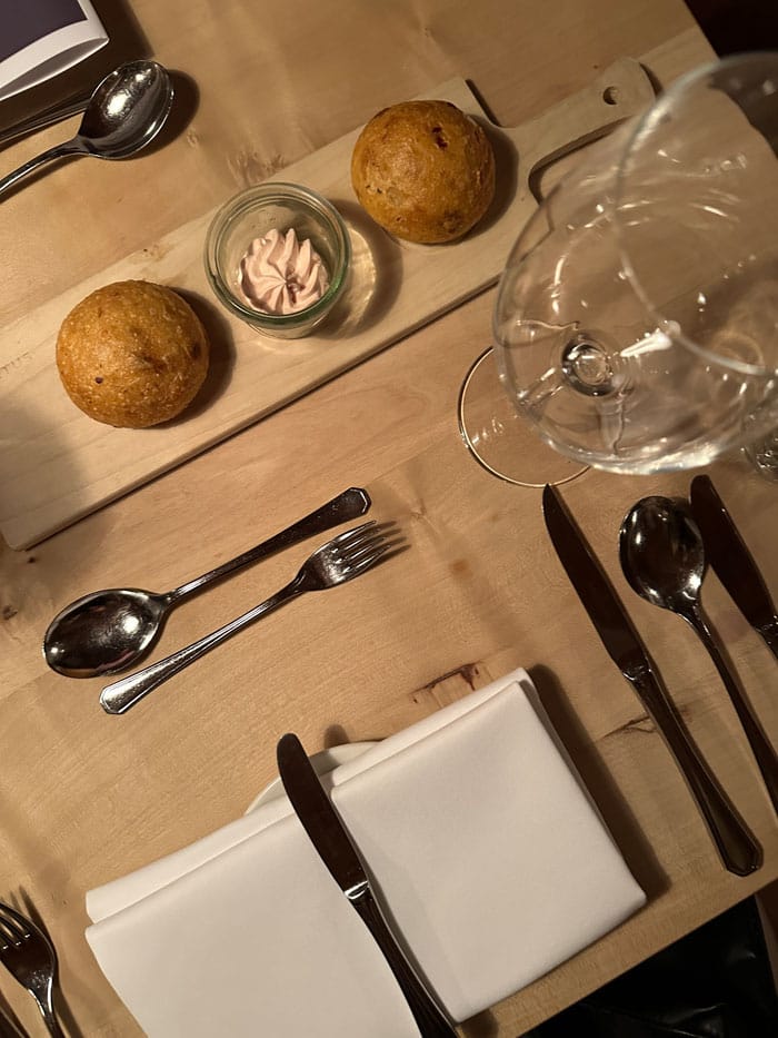 Spa Review: HUBERTUS Mountain Refugio Allgäu 26 Hubertus Restaurant Tisch