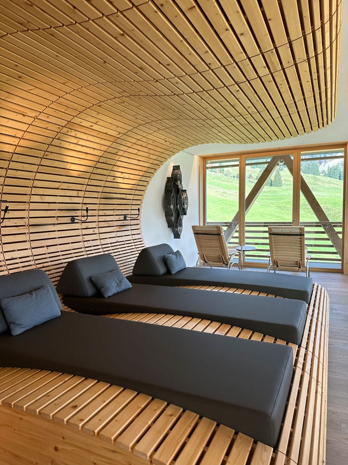 Spa Review: HUBERTUS Mountain Refugio Allgäu 19 Hubertus Spa Ruheliegen