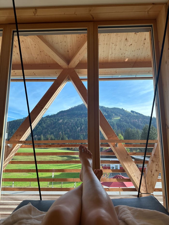 Spa Review: HUBERTUS Mountain Refugio Allgäu 15 Hubertus Spa Schaukel Fuesse
