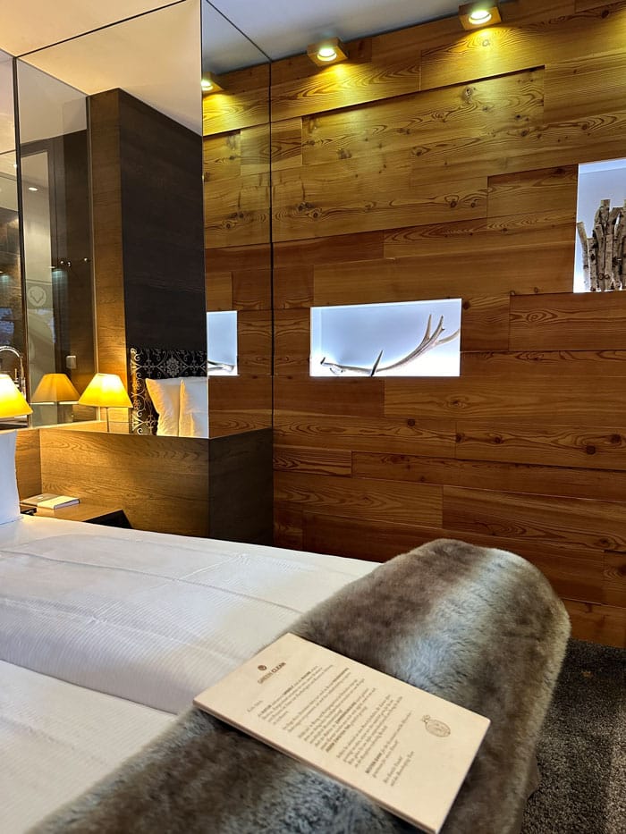 Spa Review: HUBERTUS Mountain Refugio Allgäu 11 Hubertus Zimmer Bett 2